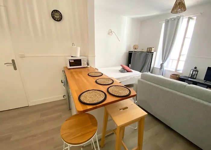 Le Clain- Cathedrale -la Conciergerie *